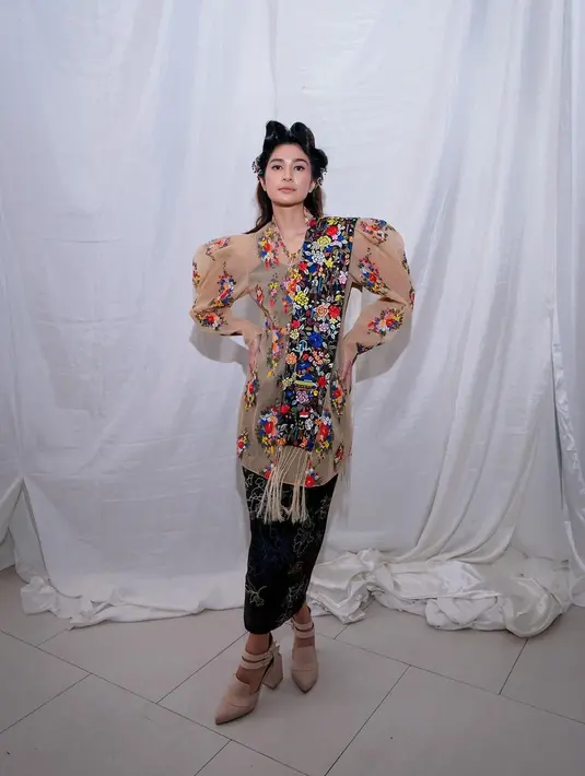Mikha Tambayong kenakan kebaya modifikasi dari Mel Ahyar. Kebaya ini menampilkan lengan bervolume dan kerah mandarin [@miktambayong]