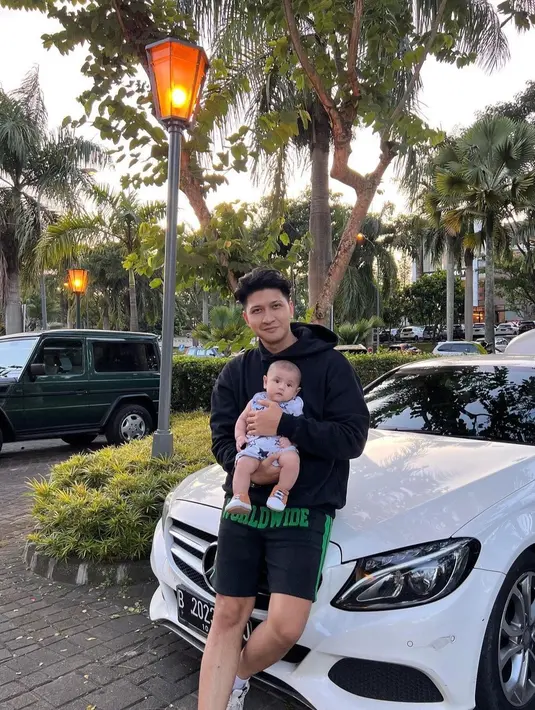 Selain dekat dengan sang mama, Zayn juga dekat dengan papanya [instagram/zaynenver]