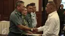 Menteri Pertahanan Ryamizard Ryacudu (kanan)  menyerahkan sertifikat dan penghargaan dari Menteri Pertahanan Timor Leste kepada Tim Misi Pelayanan Kesehatan  Indonesia  di Kemenhan RI, Jakarta, Senin (23/5/2016). (Liputan6.com/Faizal Fanani) 