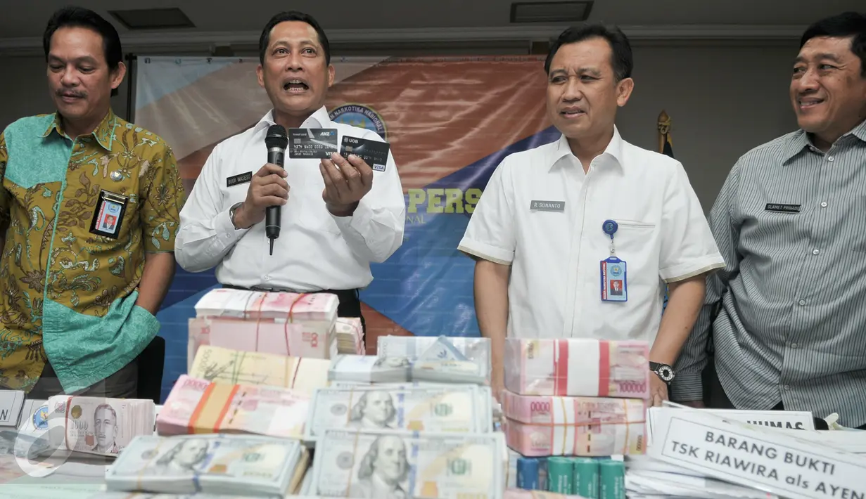 Kepala BNN, Komjen Budi Waseso memperlihatkan barang bukti saat rilis pengungkapan tindak pidana pencucian uang (TPPU) hasil kejahatan narkotika di Gedung BNN, Jakarta, Selasa (25/10). Tujuh orang tersangka diamankan oleh BNN. (Liputan6.com/Yoppy Renato)
