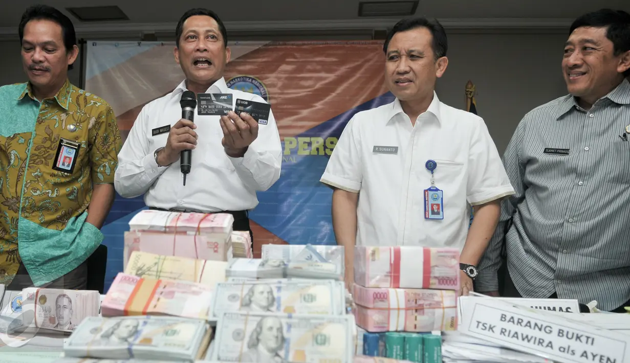 Kepala BNN, Komjen Budi Waseso memperlihatkan barang bukti saat rilis pengungkapan tindak pidana pencucian uang (TPPU) hasil kejahatan narkotika di Gedung BNN, Jakarta, Selasa (25/10). Tujuh orang tersangka diamankan oleh BNN. (Liputan6.com/Yoppy Renato)