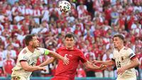 DARI KIRI: Bek Belgia Jan Vertonghen, bek Denmark Andreas Christensen dan gelandang Belgia Thorgan Hazard bersaing memperebutkan bola pada laga Grup B Euro 2020 di Parken Stadium, Kamis (17/6/2021). Belgia menang 2-1 dan besar kemungkinan ke babak 16 besar. (Jonathan NACKSTRAND/POOL/AFP)