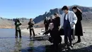 Presiden Korea Selatan Moon Jae-in ditemani istrinya, Kim Jung-sook melihat air kawah Gunung Paektu, Kora Utara, Kamis (20/9). Gunung Paektu merupakan gunung berapi yang dianggap sakral di Korea Utara. (Pyongyang Press Corps Pool via AP)