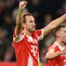 Harry Kane (kiri) dari Bayern dan Joshua Kimmich (Bayern) merayakan kemenangan mereka dalam pertandingan Bundesliga antara Bayern Munchen dan Borussia Dortmund di Munich, Jerman, Sabtu, 18 Oktober 2025. (Foto AP/Lennart Preiss)