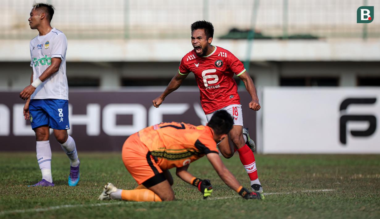 <p>Pemain FC Bekasi City, Saldi melakukan selebrasi setelah mencetak gol ketiga timnya pada laga lanjutan Grup B Pegadaian Liga 2 2023/2024 antara FC Bekasi City melawan PSIM Yogyakarta di Stadion Singaperbangsa, Kabupaten Karawang, Jawa Barat, Senin (06/11/2023). (Bola.com/Bagaskara Lazuardi)</p>