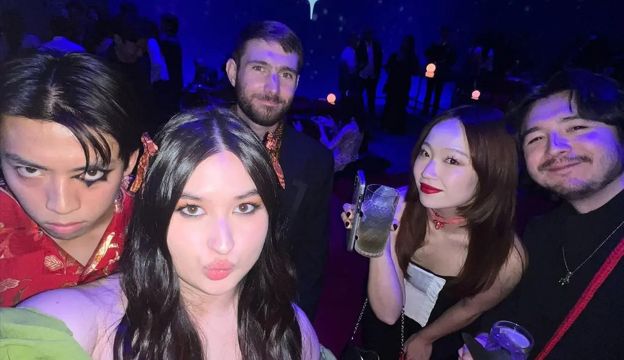 Stephanie Poetri pulas wajahnya dengan nuansa sunshine yang terlihat fresh dan playful [@stephaniepoetri]