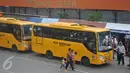 Pemprov DKI mengerahkan Bus Sekolah untuk menggantikan Metro Mini di Terminal Senen, Jakarta, Senin (21/12/2015). Metro Mini melakukan aksi mogok karena takut terkena razia Dishub. (Liputan6.com/Gempur M Surya)