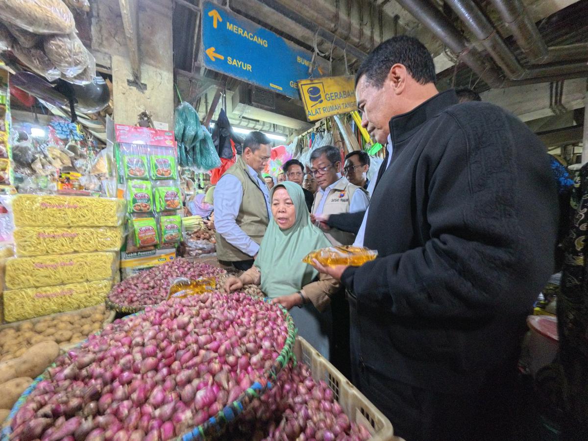 Sidak Pasar Jelang Nataru, Mentan Amran: Mayoritas Harga Pangan Stabil dan di Bawah HET