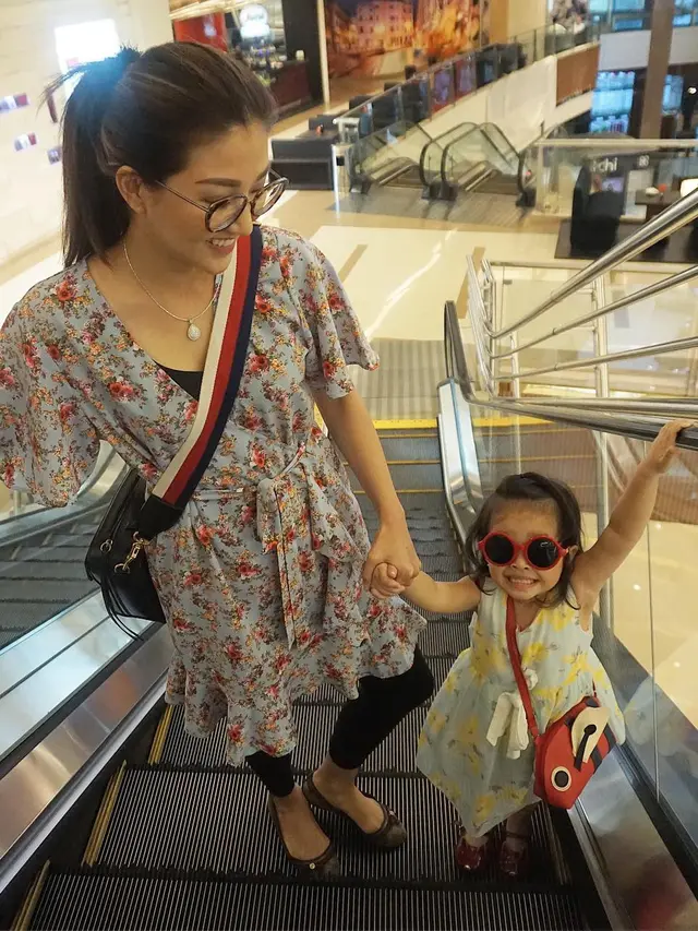 [Bintang] Ayu Ting Ting-Bilqis dan 4 OOTD Mahmud dengan Putrinya yang Imut