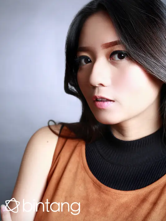 "Jadi sukanya yang lawas-lawas. Jadi sampai sekarang Vina Panduwinata masih terngiang-ngiang, dan aku suka banget sama Vina," ujar kakak kandung Sonia JKT48. (Fotografer: Febio Hernanto, Digital Imaging: Muhammad Iqbal Nurfajri/Bintang.com)