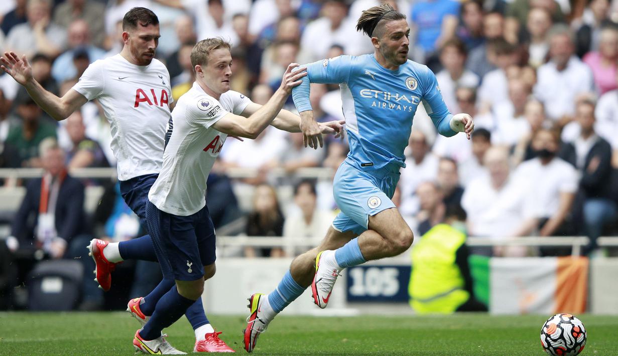 Jack Grealish. Ia langsung dimainkan Manchester City sejak kick-off melawan Tuan rumah Tottenham Hotspur. Ia tampil apik dengan aksi-aksinya yang mengundang banyak pelanggaran dari kubu lawan. Sayang, The Citizens harus takluk 0-1 dan ia menerima satu kartu kuning. (Foto: AP/Ian Walton)