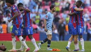 Ekspresi kecewa pemain Manchester City, Bernardo Silva di antara para pemain Crystal Palace yang sedang merayakan kemenangan dalam laga final Piala FA 2024/2025 yang berlangsung di Stadion Wembley, London, Inggris, Sabtu (17/05/2025) waktu setempat. (AP Photo/Kirsty Wigglesworth)