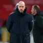 Erik ten Hag - Kiprah pelatih asal Belanda ini bersama Ajax Amsterdam memang mengesankan dan sangat layak untuk melatih klub sebesar Manchester United. Namun Erik ten Hag menyatakan masih belum tertarik menjadi pelatih MU untuk saat ini lantaran masih fokus melatih Ajax. (AFP/Peter Byrne)