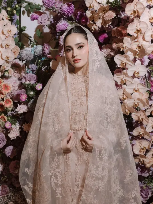 Lakukan pengajian, Syifa Hadju tampil begitu memukau dalam abaya brokat bernuansa pastel. Siluet sedrhana dipermasin dengan bordir yang memikat. [Foto: Instagram/ Syifa Hadju]