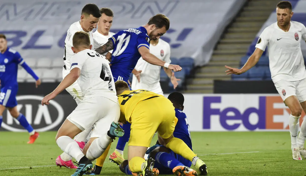 Pemain Leicester City James Maddison (10) mencetak gol ke gawang Zorya Luhansk pada pertandingan Grup G Liga Europa di Stadion King Power, Leicester, Inggris, Kamis (22/10/2020). Leicester City menang 3-0. (AP Photo/Rui Vieira)