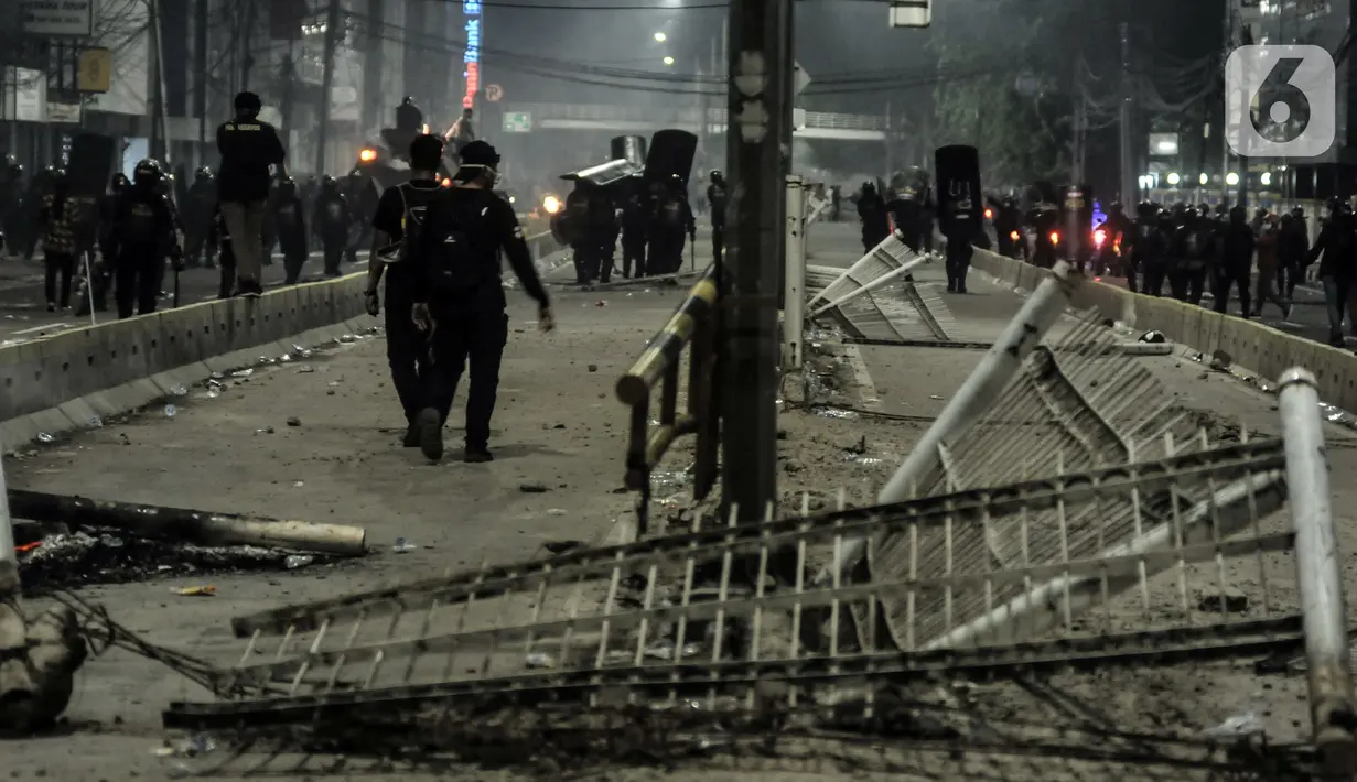 Aparat kepolisian berupaya membubarkan massa di kawasan Harmoni, Jakarta, Kamis (8/10/2020). Polisi berhasil membubarkan unjuk rasa ricuh yang dilakukan massa penolak UU Cipta Kerja dengan tembakan gas air mata dan watercanon. (merdeka.com/Iqbal S. Nugroho)