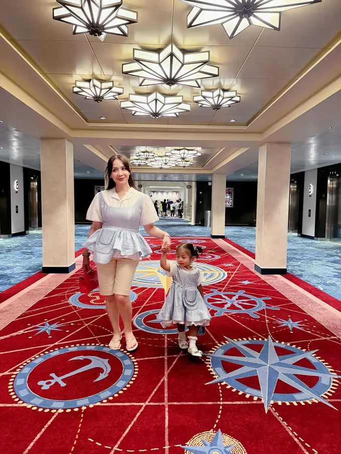 Gaya Kompak Nagita Slavina dan Lily Bak Karakter Alice in Wonderland saat Liburan di Disney Cruise