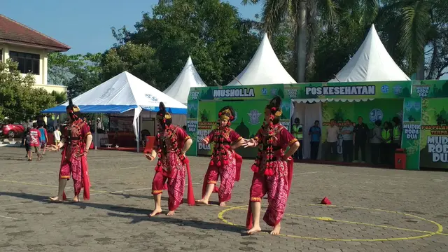 Tari Topeng Cirebon Dari Polwan Cantik di Posko Mudik