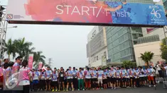 Para peserta lari bertema Run & Walk in harmony bersiap melakukan start di kawasan Senayan City, Jakarta, Minggu (27/09/2015). Sebanyak 3500 peserta mengikuti dan berpartipasi dalam Run & Walk in harmony sejauh 5 km. (Liputan6.com/Herman Zakharia)