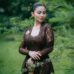Tampil anggun dalam balutan kebaya kutubaru cokelat dan kain batik lawas, Ariel menghadirkan interpretasi modern tentang kecantikan perempuan Indonesia yang berakar kuat pada tradisi. [@didietmaulana].
