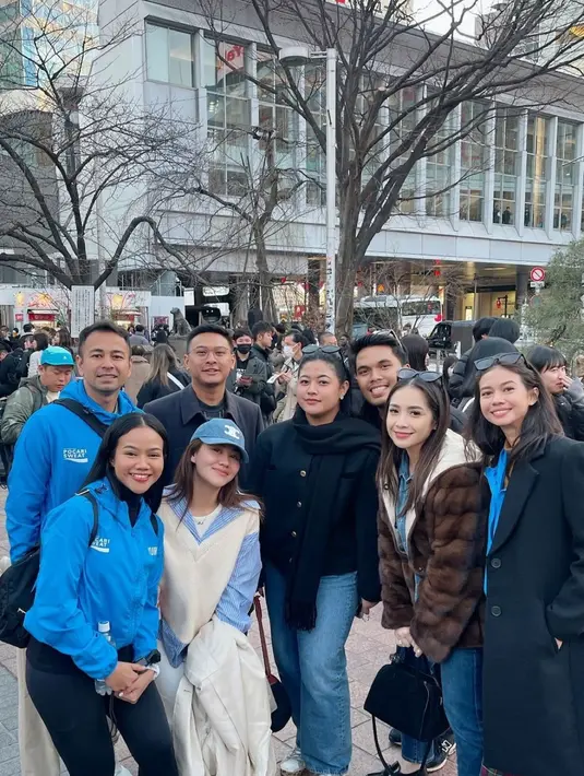 Yuki Kato tampil dengan gaya boyish andalannya dengan long coat hitam dan celana kotak-kotak [@aaliyah.massaid]