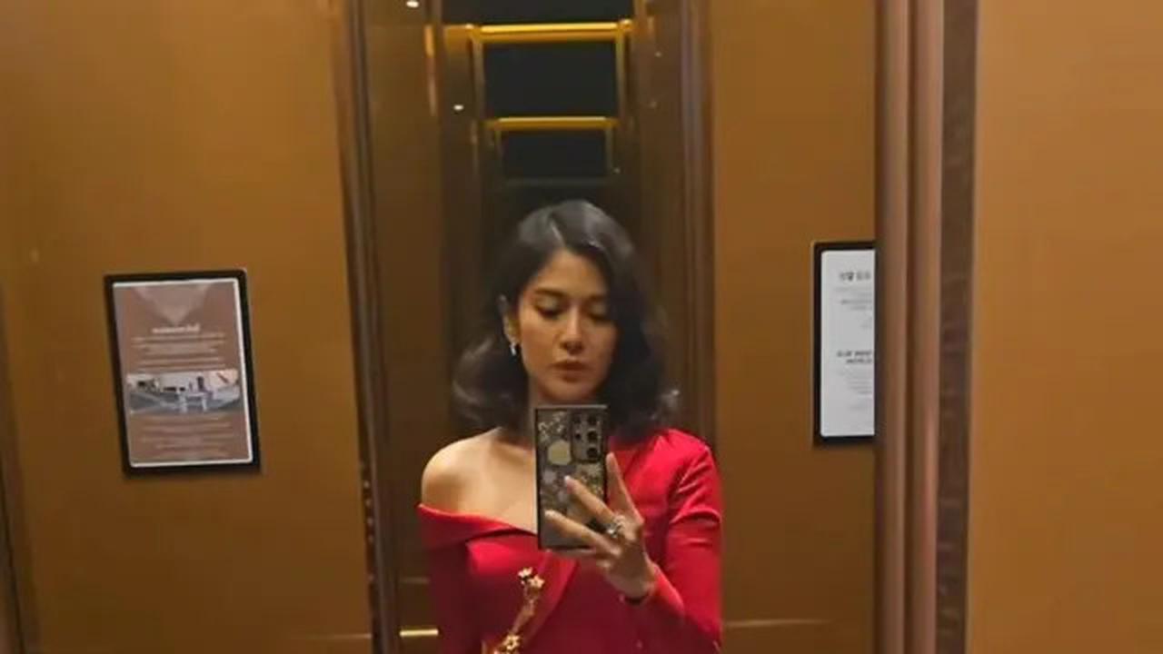 6 Potret Cantik Paripurna Dian Sastrowardoyo dengan Makeup Fresh di Seoul Drama Awards 2024, Foto Bareng Kim Hye Yoon