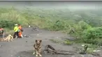 Longsor di bibir Kawah Galungggung terjadi Sabtu lalu. Selain menimbun dua pencari burung longsor juga menimpa bangunan Musala.