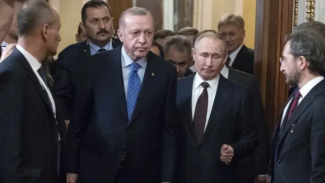 Presiden Rusia Vladimir Putin dan Presiden Turki Recep Tayyip Erdogan tiba untuk konferensi pers setelah pembicaraan mereka di Kremlin, Moskow, Rusia, Kamis, 5 Maret 2020.