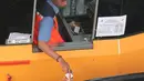 Petugas menerima pembayaran tarif tol, Jakarta, Minggu (1/11/2015). Sebanyak 15 ruas tol mengalami kenaikan tarif per 1 November. (Liputan6.com/Angga Yuniar)