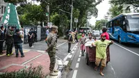 Petugas Satpol PP berjaga di depan Gereja Katedral, Jakarta, Kamis (24/12/2020). Gereja Katedral Jakarta memberlakukan aturan pembatasan jemaat yang hadir saat misa Natal hanya 20 persen dari kapasitas gereja untuk menekan penyebaran virus COVID-19. (Liputan6.com/Faizal Fanani)