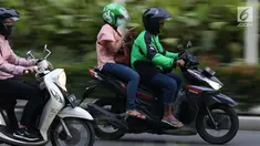 Pengemudi ojek online melintasi Jalan Pintu I Senayan, Jakarta, Selasa (19/3). Kemenhub mengeluarkan Permen No.12 tahun 2019 tentang perlindungan keselamatan pengguna motor yang digunakan untuk kepentingan masyarakat. (Liputan6.com/Helmi Fithriansyah)