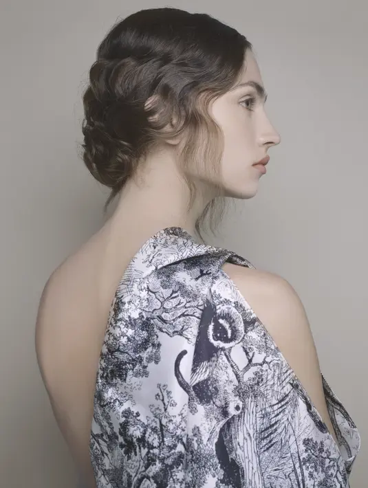 Bermain dengan dualitas di persimpangan Surealisme dan mitologi, patung-patung mewah berdialog dengan siluet yang berpose seperti patung kuno. (Foto: Laurine Bonnet-Christian Dior)