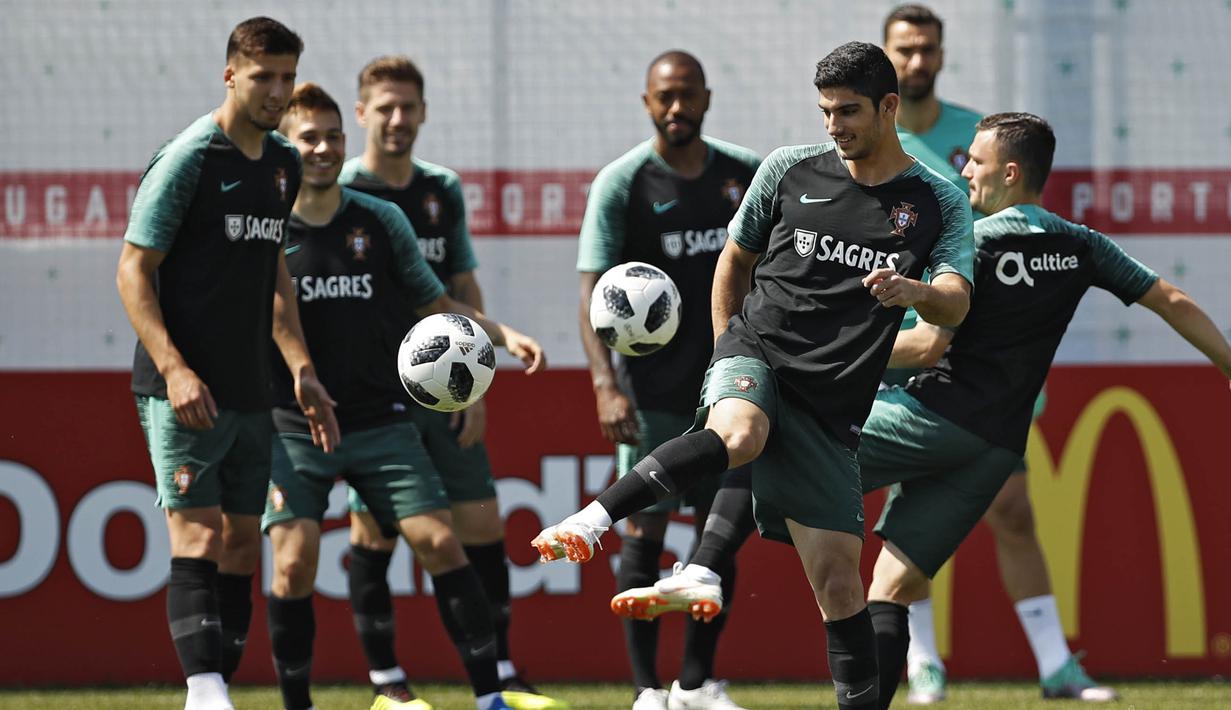 Para pemain Portugal saat latihan jelang laga putaran kedua Piala Dunia di Kratovo, Rusia, Selasa (19/6/2018). Portugal akan berhadapan dengan Maroko. (AP/Francisco Seco)