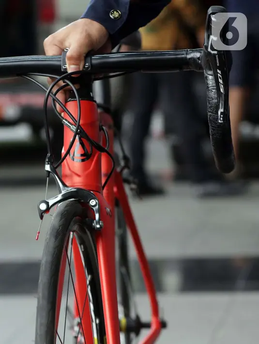 Petugas membawa sepeda jenis Road Bike di lobby Gedung KPK, Jakarta, Jumat (19/3/2021). KPK menerima 13 unit sepeda dari pihak yang mewakili tersangka suap perizinan pengelolaan komoditas perairan tahun 2020, Syafri, Staf Khusus mantan Menteri KKP, Edhy Prabowo. (Liputan6.com/Helmi Fithriansyah)