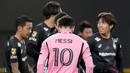 Ekspresi kecewa pemain Inter Miami, Lionel Messi (tengah) setelah timnya kalah dari Vissel Kobe pada laga persahabatan di National Stadium, Tokyo, Jepang, Rabu (07/02/2024). (AP Photo/Eugene Hoshiko)