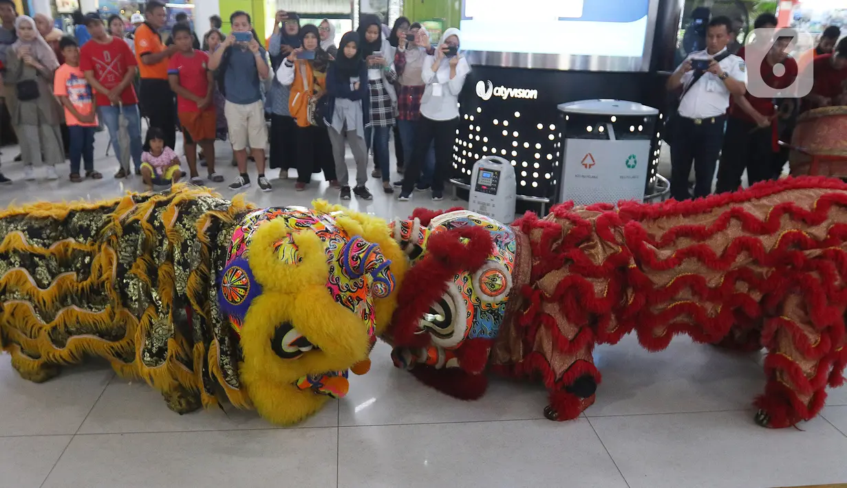 Barongsai beraksi di peron Stasiun Gambir, Jakarta, Sabtu (25/1/2020). PT Kereta Api Indonesia (Persero) Daop 1 Jakarta mengadakan pertunjukkan Barongsai itu dalam rangka memeriahkan perayaan Tahun Baru Imlek 2571/2020 yang bertepatan dengan Tahun Tikus Logam. (Liputan6.com/Herman Zakharia)