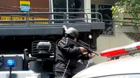 Penembak jitu mengambil posisi selama baku tembak dengan terduga pelaku ledakan bom panci di dalam kantor Kelurahan Arjuna, Kecamatan Cicendo, Bandung, Senin (27/2). Setelah meledakkan bom panci, pelaku masuk ke dalam kantor kelurahan (Timor Matahari/AFP)