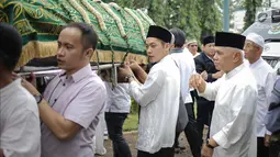 Hatta Rajasa dan putranya Rasyid Rajasa mengantarkan jenazah almarhum Adara Taista untuk dimakamkan di TPU Tanah Kusir, Jakarta, Senin (21/5). Adara Taista meninggal dunia di RS Moriyama Memorial Tokyo, Jepang. (Liputan6.com/Faizal Fanani)