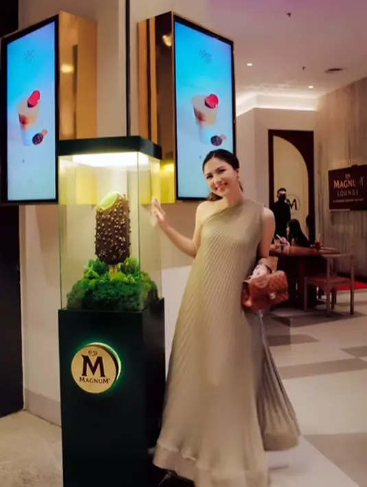 Terlihat lebih santai, Jessica Mila pilih kenakan one shoulder pleated dress berwarna cokelat [@jscmila]