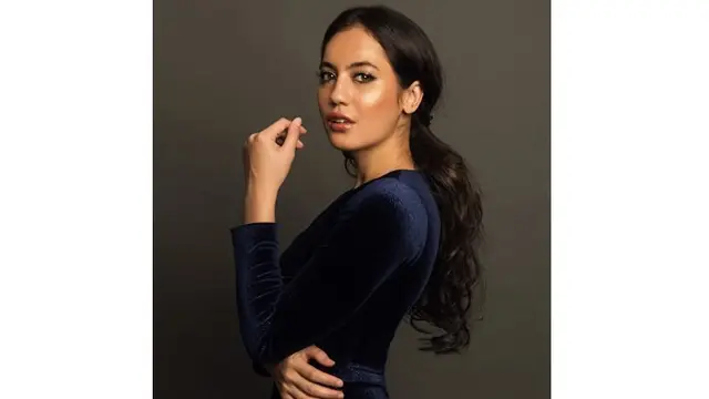 Pevita dikenal jarang berpenampilan dengan makeup mencolok, namun kali ini ia tampak pangling dengan riasan wajah yang tebal.