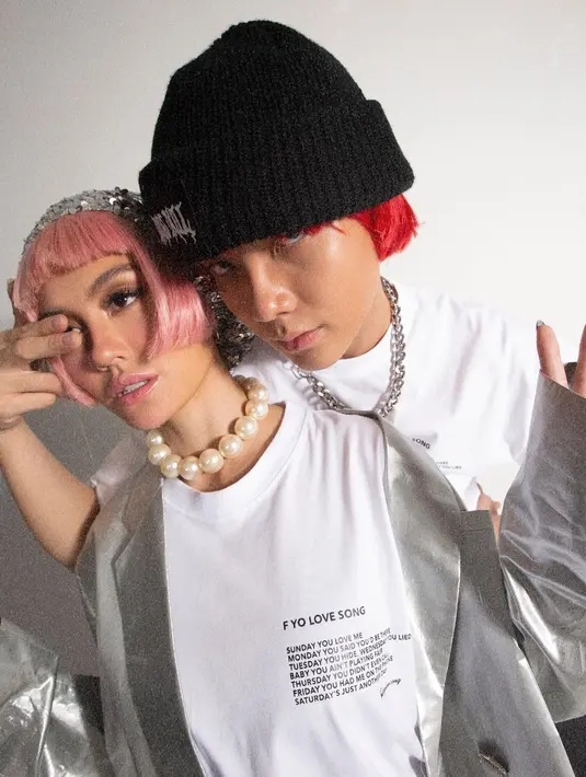 Agnez mengajak pacarnya Adam Rosyadi untuk men-styling koleksi 'Fuckin Boyfriend' sesuai selera pribadi. Seperti white tee ini, Agnez memilih aksesori kalung mutiara, sementara Adam memilih kalung rantai dan keduanya memakai wig warna-warni. (Foto: Instagram @anyemerch)
