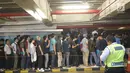 Antrean pengunjung di lantai area parkir untuk memasuki Nike Bazaar di Mal Grand Indonesia, Jakarta, Rabu (23/8). Mereka mengantre demi mendapat stempel agar bisa mengakses diskon sepatu hingga 90 persen. (Liputan6.com/Immanuel Antonius)