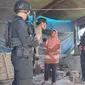 Polisi lakukan patroli di Desa Mulyorejo Jember untuk memastikan situasi kondusif pasca kerusuhan beberapa waktu lalu (Istimewa)