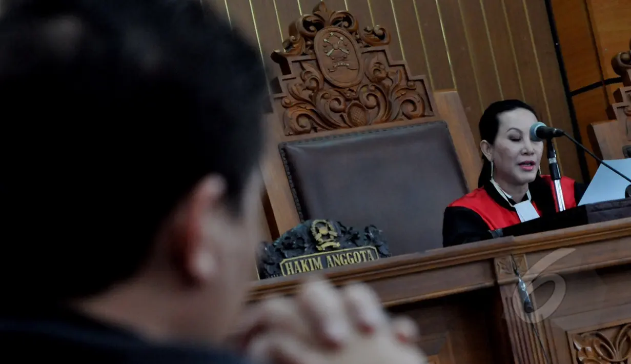 Hakim tunggal Upiek Kartikawati membacakan hasil keputusan gugatan praperadilan dari mantan Walikota Makassar Ilham Arief Sirajuddin,  Pengadilan Negeri Jakarta Selatan, Selasa (12/5/2015). (Liputan6.com/Andrian M Tunay)