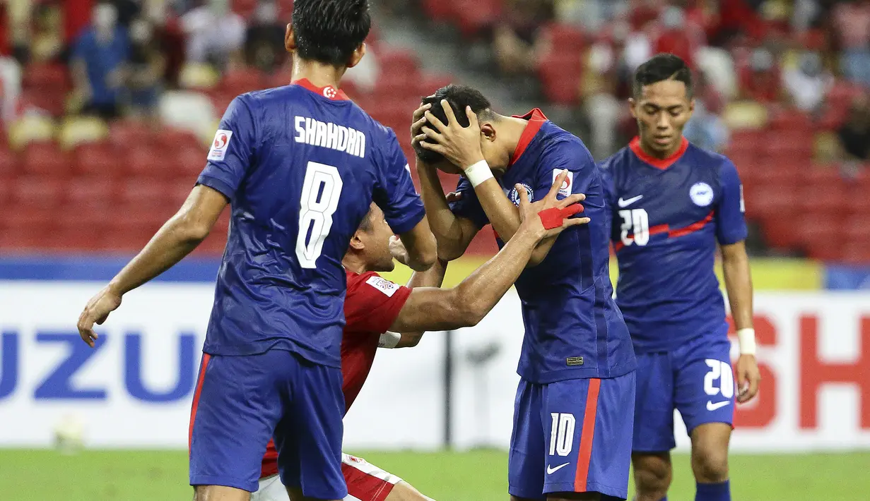 Kemenangan Timnas Indonesia atas Singapura di leg kedua semifinal Piala AFF 2020 tak lepas dari peran Asnawi Mangkualam yang dipercaya menjadi kapten tim sejak laga di fase grup. Permainan ngotot dan jiwa kepemimpinan jelas terlihat dalam aksi-aksinya berikut. (AP/Suhaimi Abdullah)