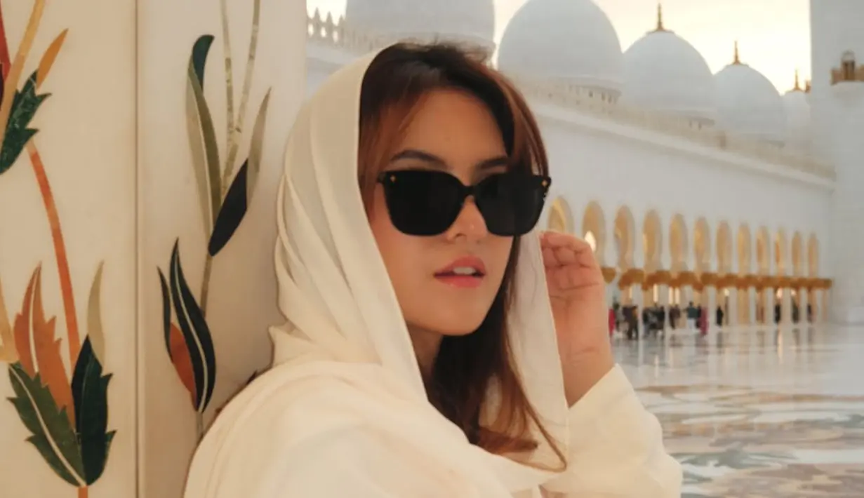 Marsha Aruan tampil manglingi saat ia mengunjung Masjid Agung Syeikh Zayed Adu Dhabi [@aruanmarsha]