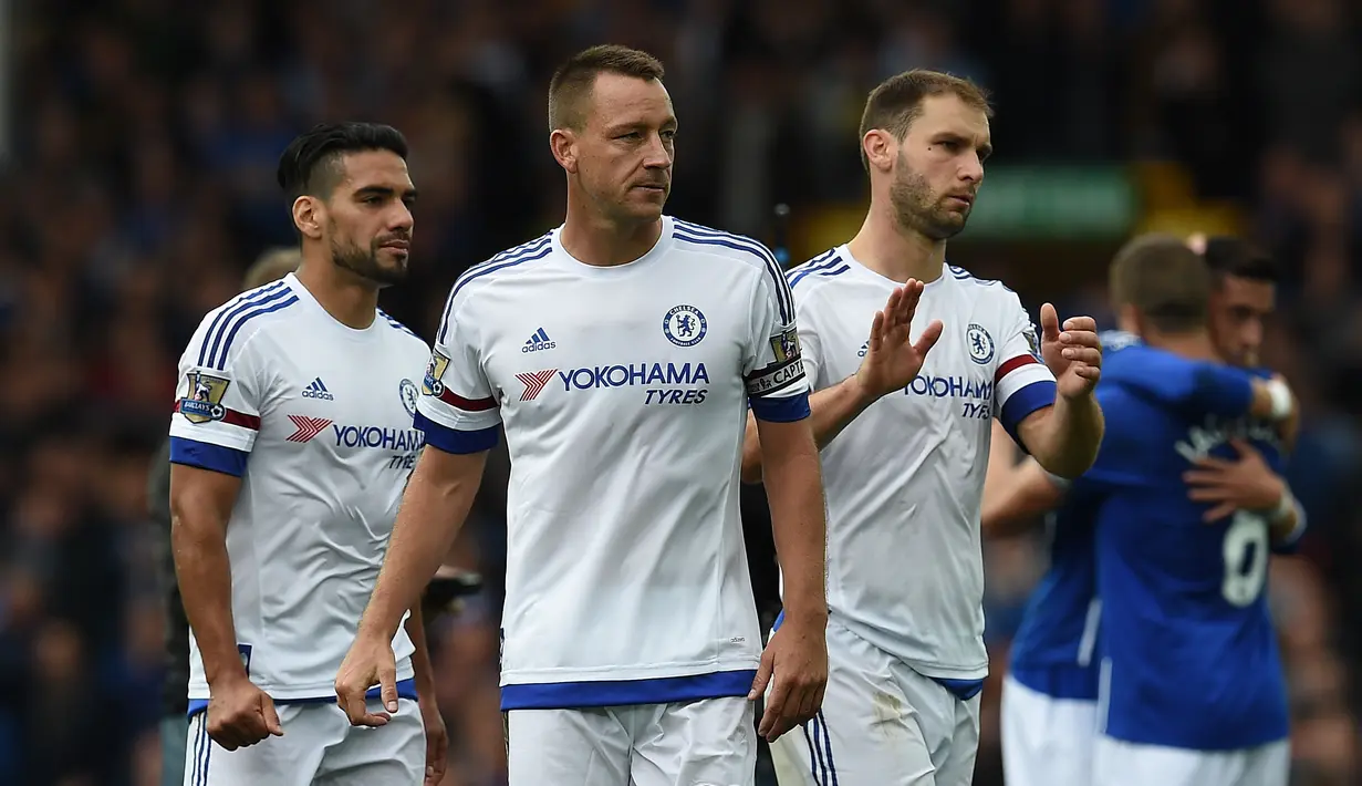 John Terry dan rekannya Branislav Ivanovic dan Falcao hanya melihat pemain Everton merayakan kemenangan pada lanjutan liga Premier Inggris di Stadion Goodison Park, Liverpool. (AFP Photo/Paul Ellis)
