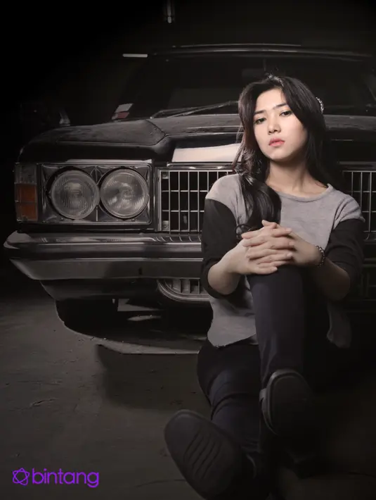 Tak hanya memiliki suara yang aduahai,  Isyana Saraswati juga mahir memainkan piano, organ listrik, seruling, biola, dan saksofon. (Mobil antik By Dano 081280069182, Galih W. Satria/Bintang.com)