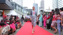 Fashion show batik ini diharapkan dapat memberi kesempatan bagi para tamu dan pengunjung agar lebih memahami beragam jenis kain batik serta perkembangannya di kalangan masyarakat saat ini, Jakarta, Minggu (2/10). (Liputan6.com/Angga Yuniar)