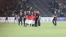 <p>Selebrasi pelatih dan tim ofisial Timnas Indonesia U-22 setelah mengalahkan Thailand pada laga final cabor sepak bola SEA Games 2023 di National Olympic Stadium, Phnom Penh, Kamboja, Selasa (16/5/2023). (Bola.com/Abdul Aziz)</p>